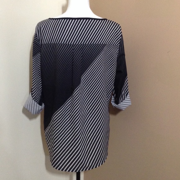 Calvin Klein || Woman’s black and white light weight blouse size Medium - Picture 4 of 5